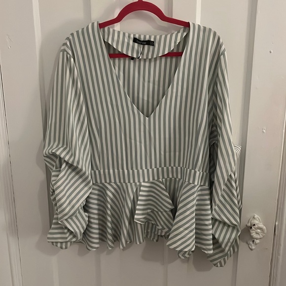 Ruched sleeve peplum top. 16 from Boohoo. - Picture 2 of 2